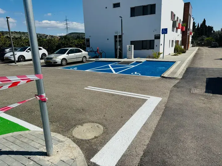 חניית נגישות עם שביל גישה מסומן