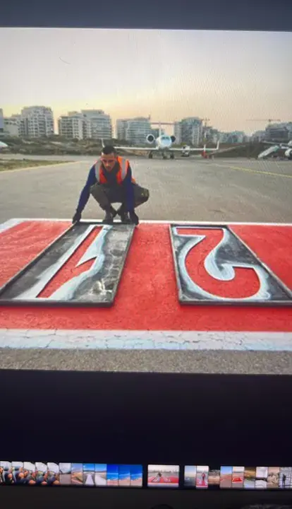 פריסת שבלונות מתכת לסימון ספרות על מסלול