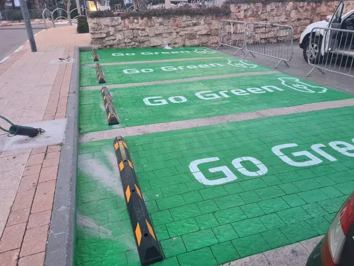 חניות רכב חשמלי בצביעה ממותגת