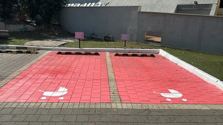 חניות לנשים בהריון — צביעת משטח וסמלים