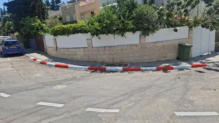 צביעת אבן שפה אדום-לבן