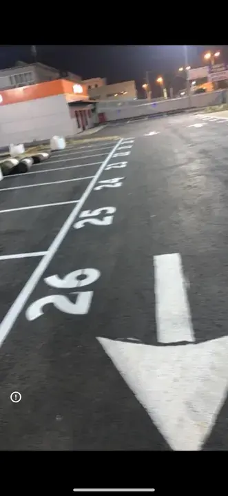 מספור חניות וחיצי כיוון
