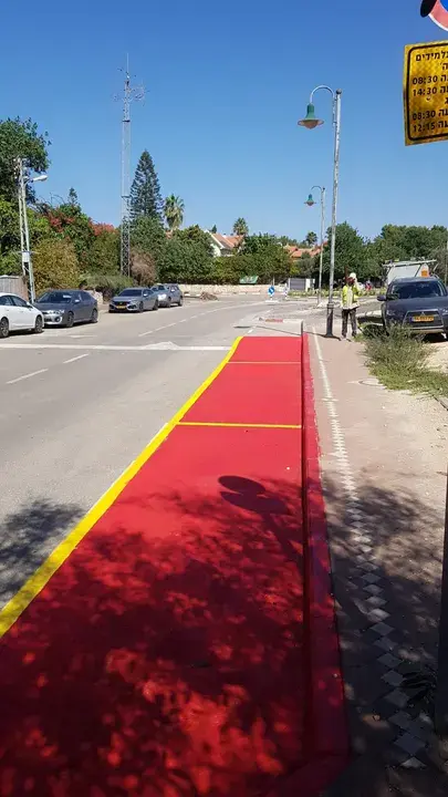מעבר חצייה מוגבה בציפוי נגד החלקה
