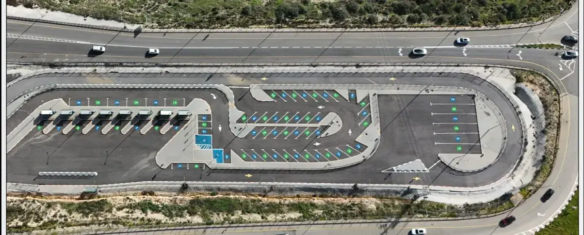מבט אווירי על חניון שסומן במלואו