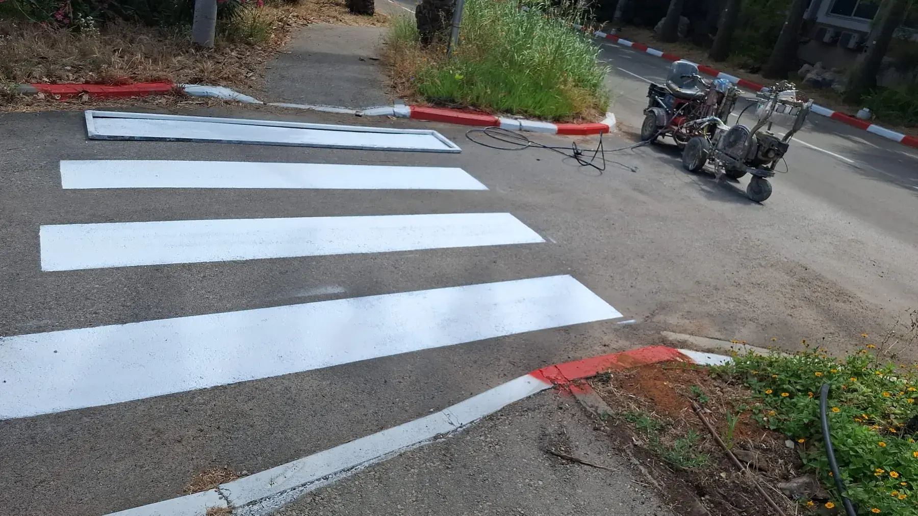 צביעת מעבר חצייה עם מכונת סימון